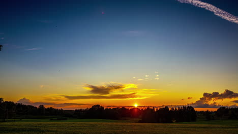 Magia-De-La-Hora-Dorada:-Fascinante-Timelapse-De-Un-Cielo-Vibrante-Sobre-Florecientes-Campos-De-Trigo