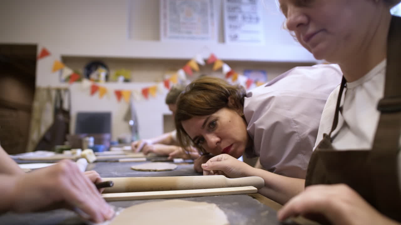Vrouwen leren pottenbakken in een workshop