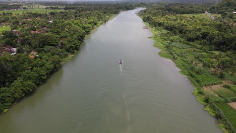 Luftaufnahme-Eines-Traditionellen-Bootes,-Das-Auf-Dem-Opak-fluss,-Yogyakarta-Mit-Einer-Schönen-Aussicht-Läuft