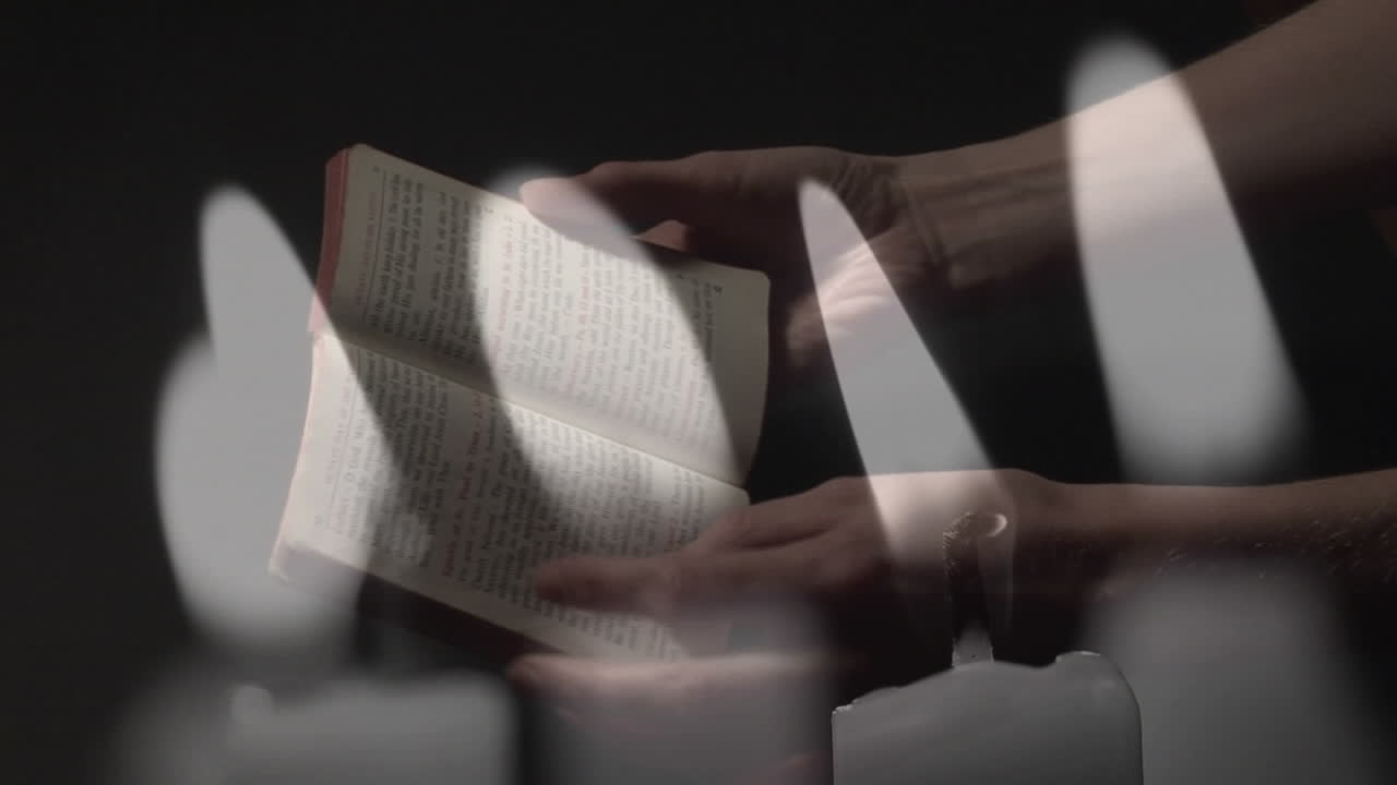 성경을 읽는 손에 대해  ⁇ 불을 태우고