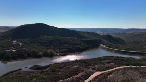 Tiro-De-Drone-Aéreo-En-Cámara-Lenta-De-Las-Colinas-De-Calavera-En-Un-Día-De-Verano-Con-El-Lago-A-La-Vista