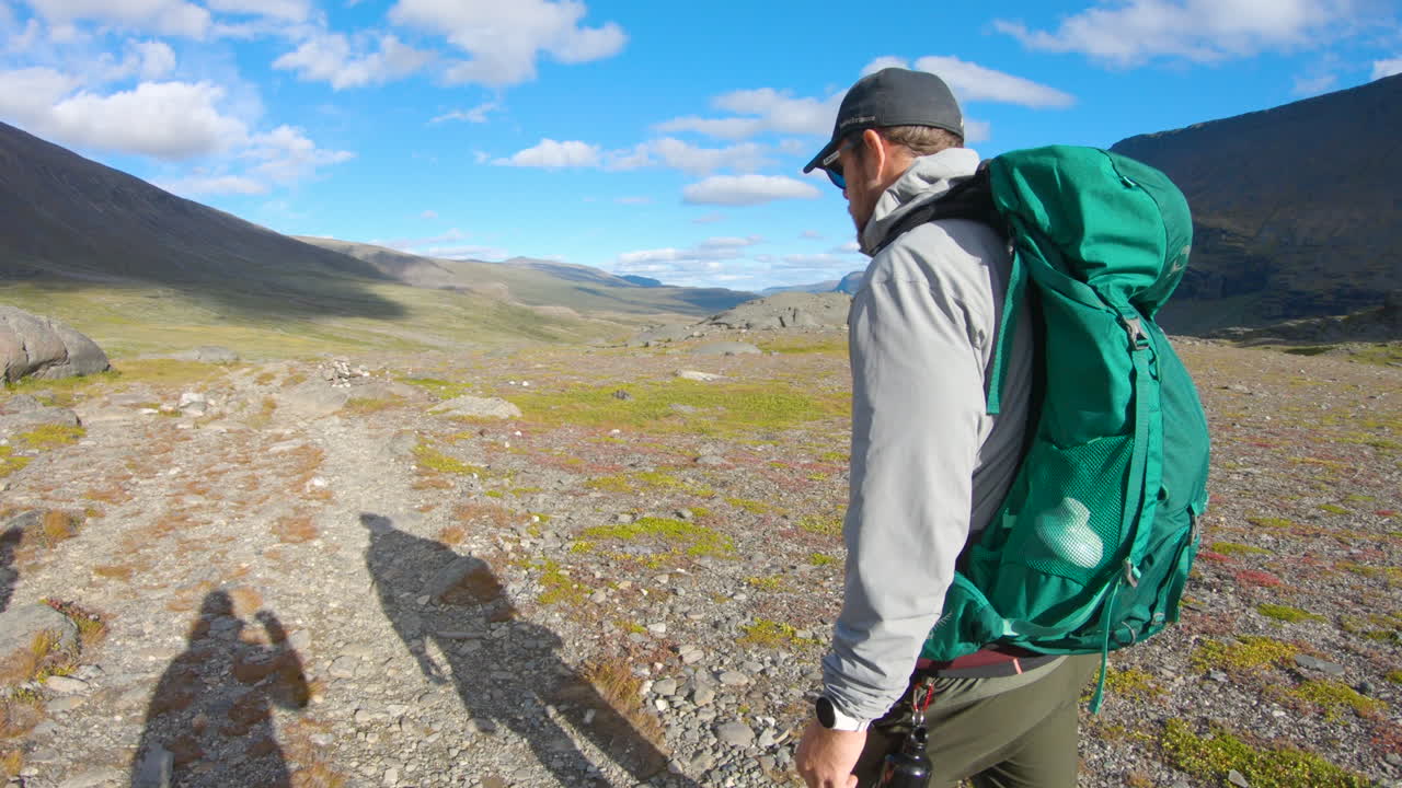 primer plano de un excursionista masculino caminando en la naturaleza del norte de suecia en cámara lenta
