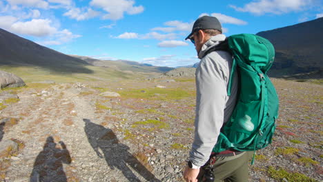 primer plano de un excursionista masculino caminando en la naturaleza del norte de suecia en cámara lenta