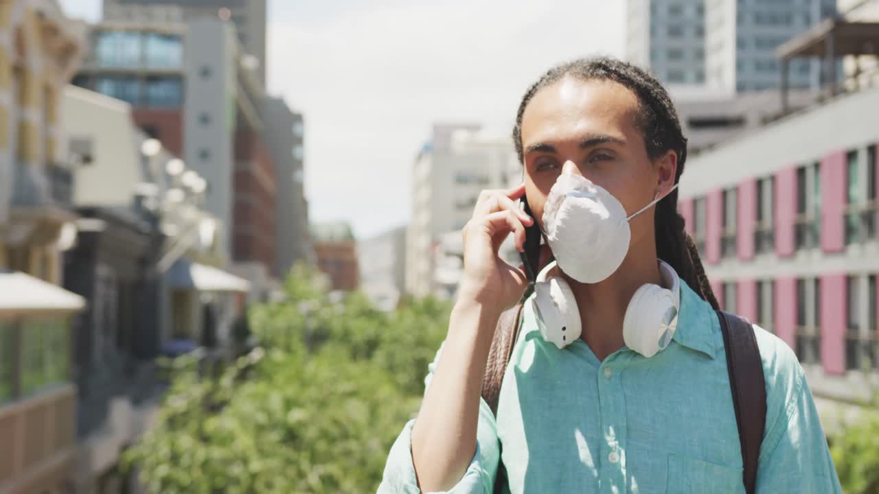 hombre con una máscara de coronavirus hablando por teléfono