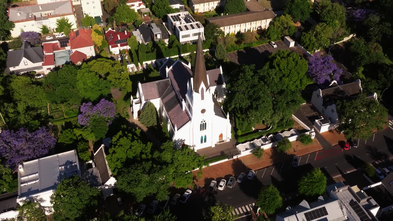 드론이 남아프리카 공화국의 아름다운 스텔렌보쉬에 있는 역사적인 어머니 교회 (모더커크) 에 내려갑니다.