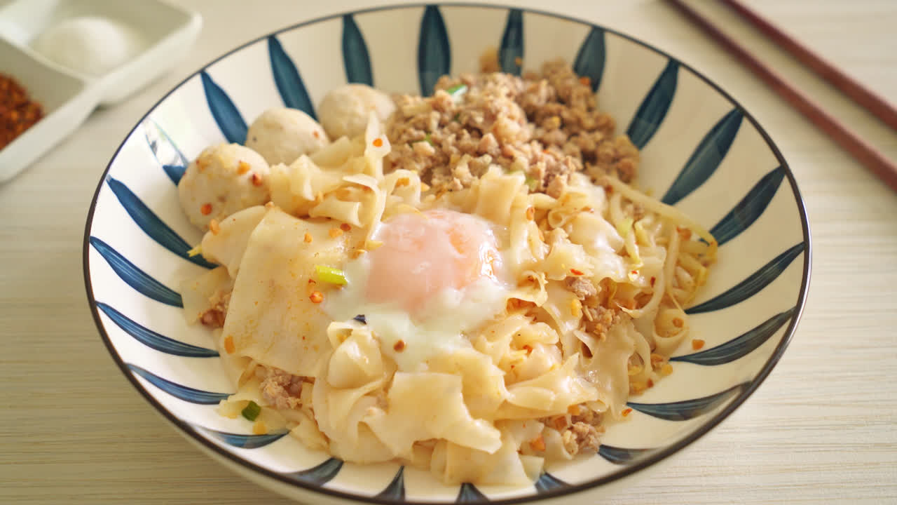 다진 돼지 고기, 미트볼, 계란을 곁들인 말린 매운 국수