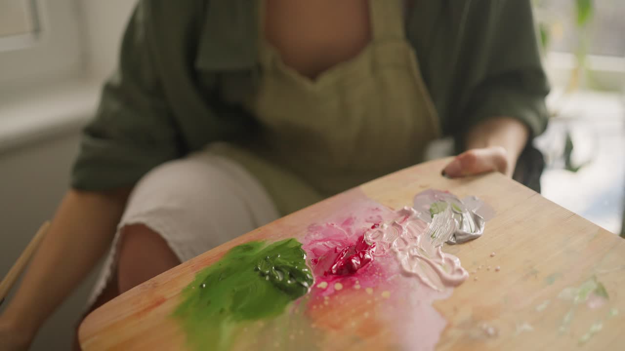 mujer pintando en su mesa de arte