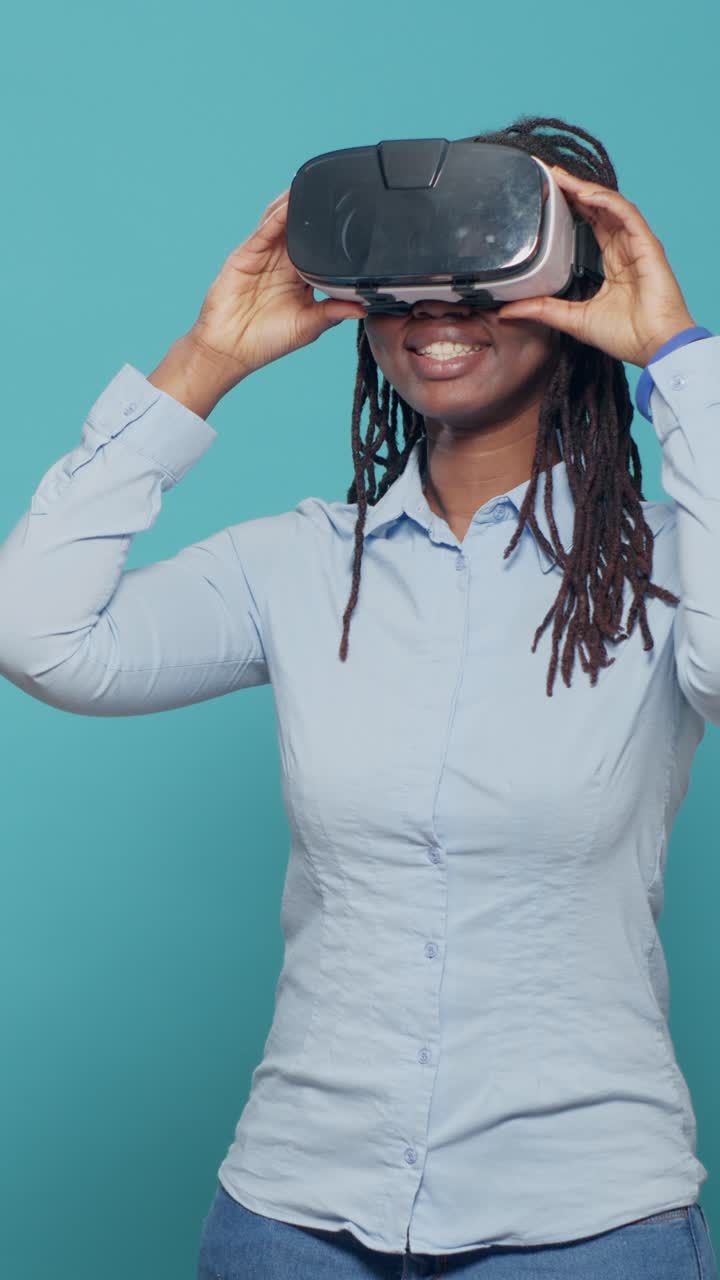 Donna che utilizza la realtà virtuale con visore VR