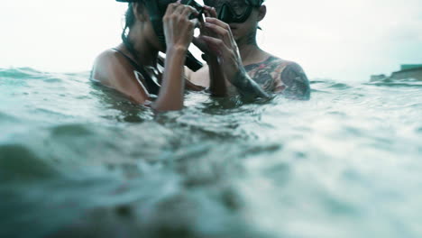 pareja buceando en el mar