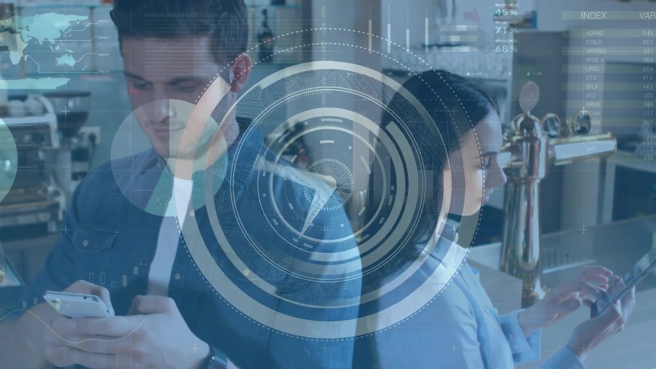 Uomo e Donna che Usano Dispositivi Mobili con Sovrapposizione di Dati Digitali.