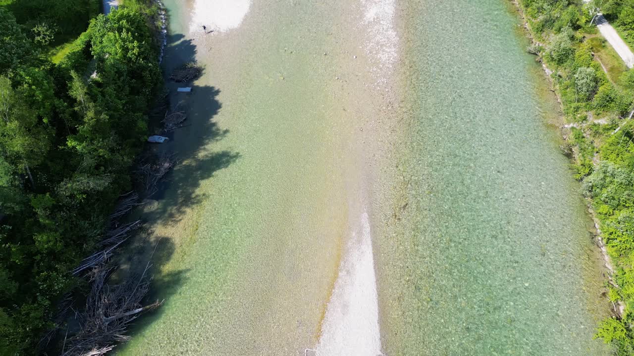 독일에서 흐르는 이사르 강의 공중 촬영, 거리에서 다리, 나무 숲, 도시 및 산을 드러니다.