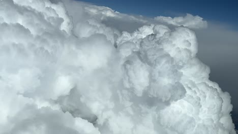 majestuosa nube de tormenta cumulonimbus vista por los pilotos en una soleada tarde de verano