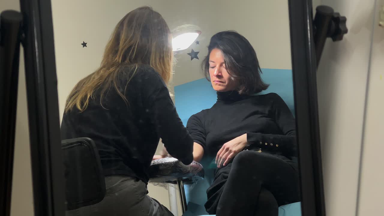 el toque femenino: una chica se hace un tatuaje minimalista de piscis por una artista femenina