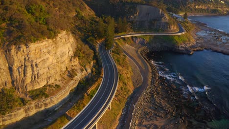 Leere-Meeresklippenbrücke-Während-Der-Goldenen-Stunde-Auf-Dem-Grand-Pacific-Drive,-New-South-Wales,-Australien