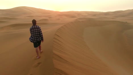 haciendo su camino a través del desierto