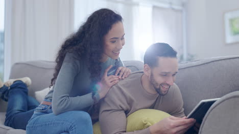hablando, tableta o pareja en las redes sociales para relajarse