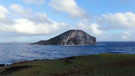 Drohne-Fliegt-Von-Der-Miniinsel-über-Einer-Anderen-Hawaiianischen-Insel-Zurück