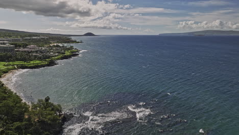 Wailea-makena-Maui-Hawaii-Vista-Aérea-V13-Panorámica-Sobrevuelo-De-La-Playa-De-Ulua-Que-Captura-Hoteles-Turísticos-Frente-Al-Mar-A-Lo-Largo-De-La-Costa,-El-Paisaje-Urbano-Y-El-Paisaje-Montañoso---Filmado-Con-Cine-Mavic-3---Diciembre-De-2022