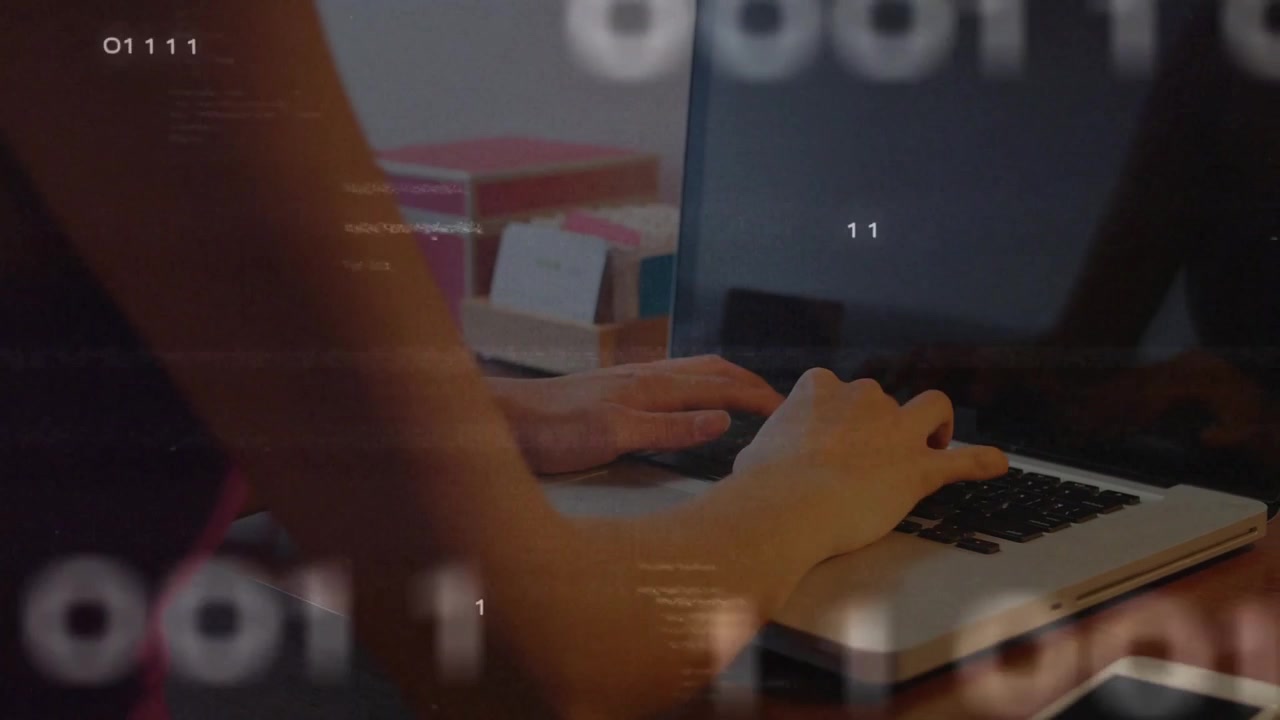 Kvinde taster på bærbar computer, starter arbejdsgang og skaber en binær overlejring over hænderne til kodning.