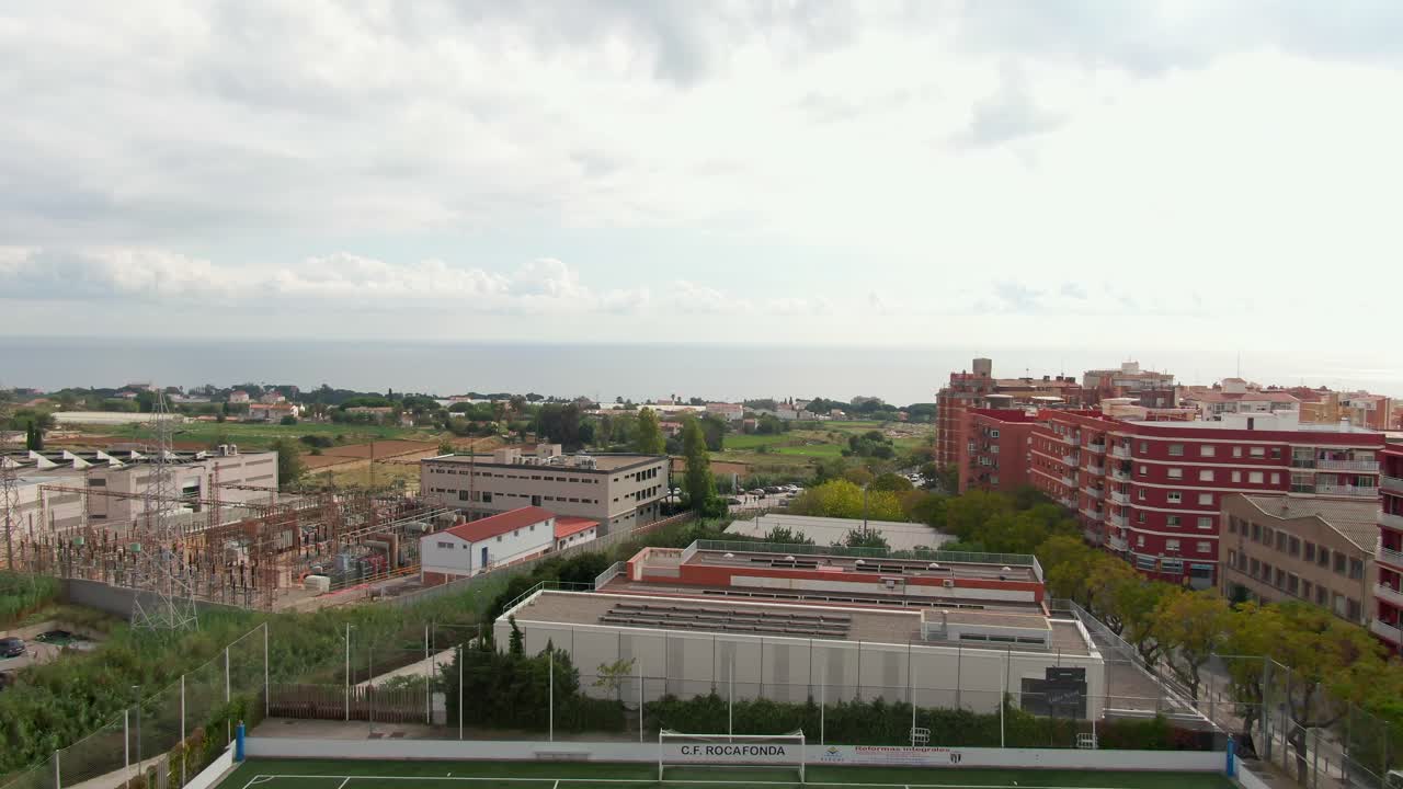 드론은 로카폰다 축구장에서 올라와 도시 지붕과 거대한 지중해를 드러니다.