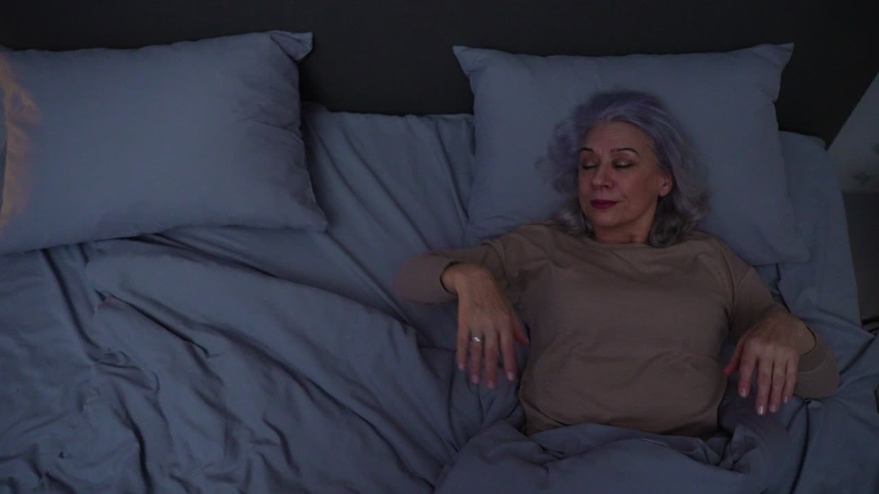 mujer tratando de dormir