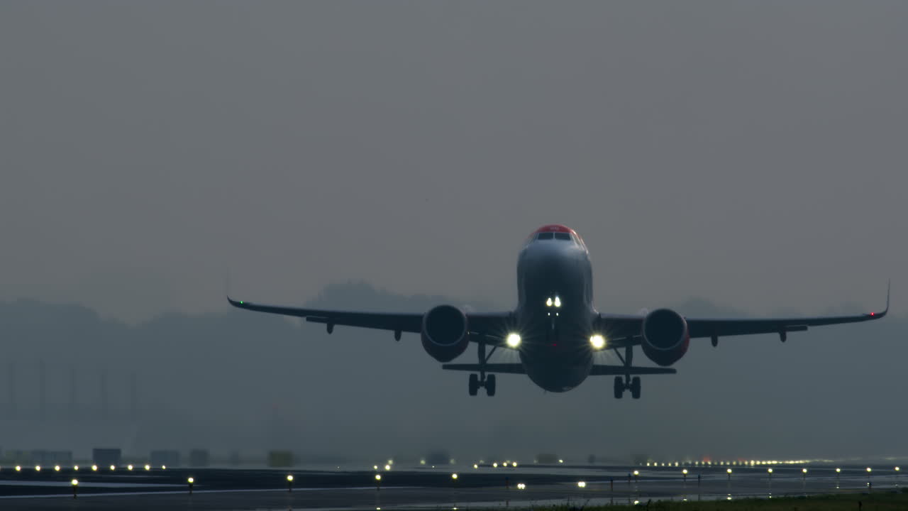 aterrizaje o despegue del avión en tiempo de niebla