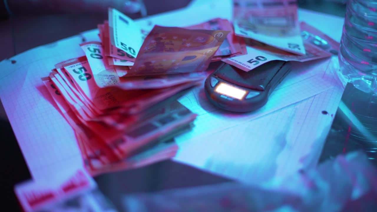 objetos kriminales como un libra para hierba tirado alrededor de la mesa con luces led