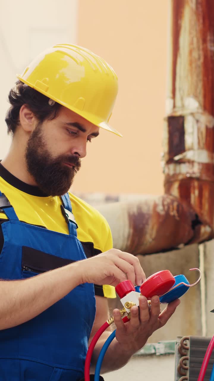 Vídeo vertical de un técnico de climatización ajustando los niveles de presión