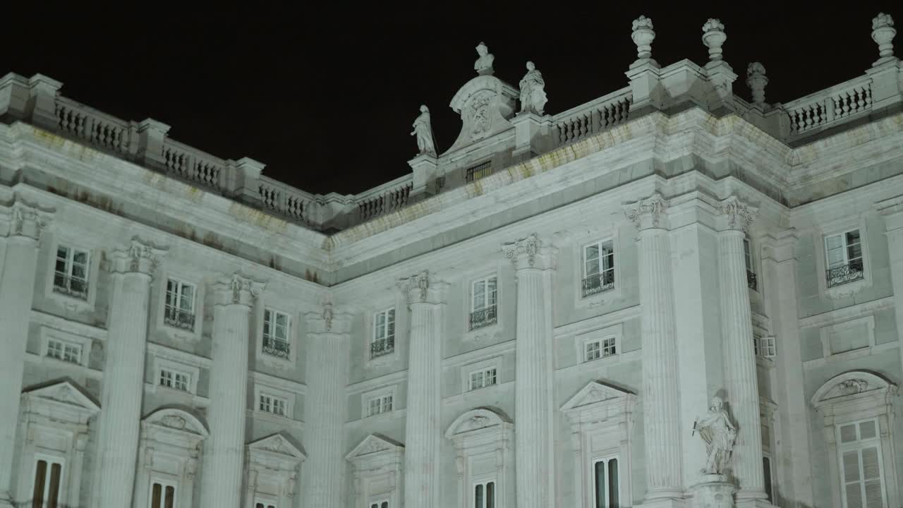 el palacio real de madrid es el palacio real.