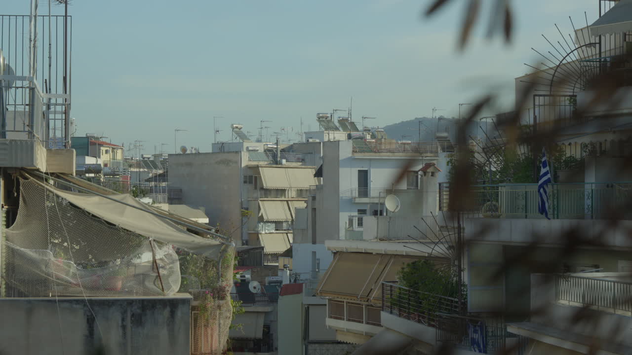 Paesaggio urbano di un quartiere greco con bandiera e fogliame ad Atene
