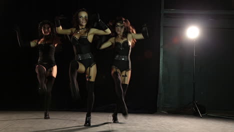 tres mujeres realizando una danza exótica