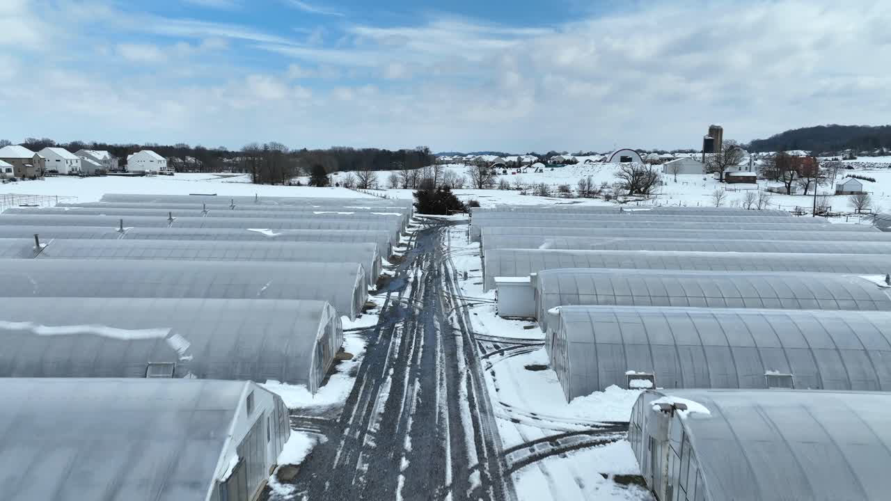 sobrevuelo aéreo de invernaderos industriales en un día soleado