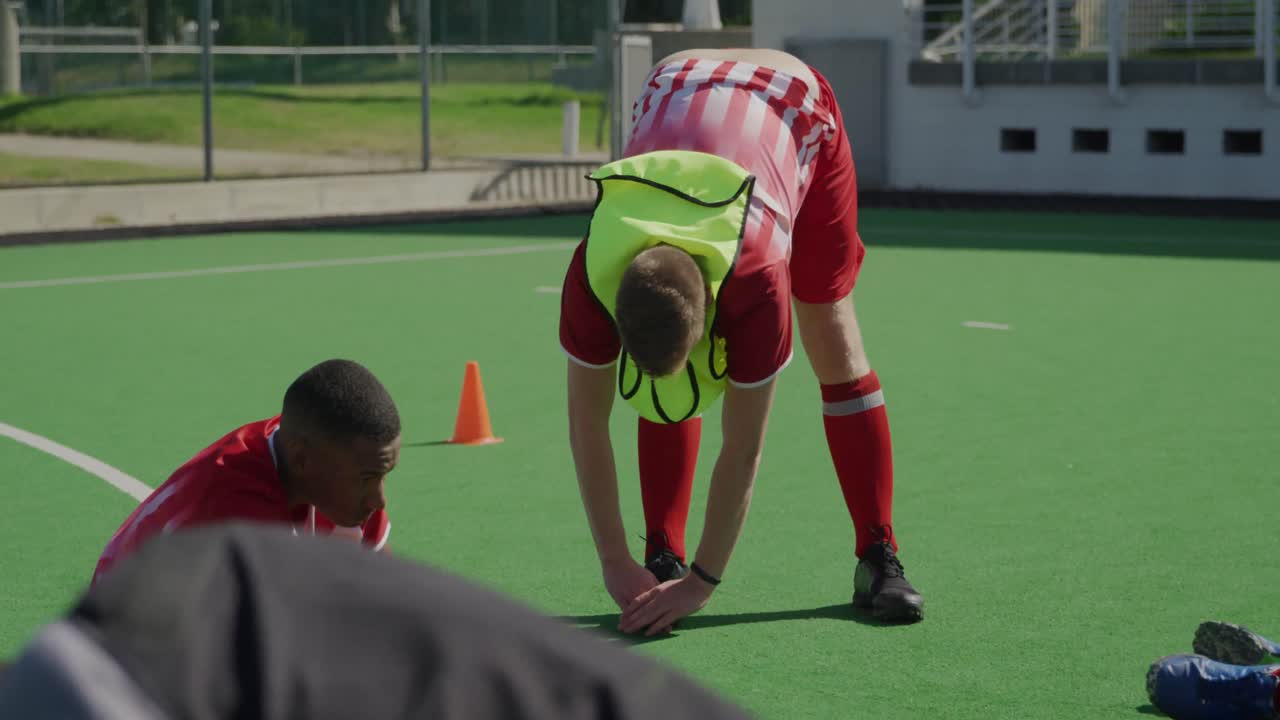 하키 선수 들 이 경기 전 에 스트레칭 을 하고 있다