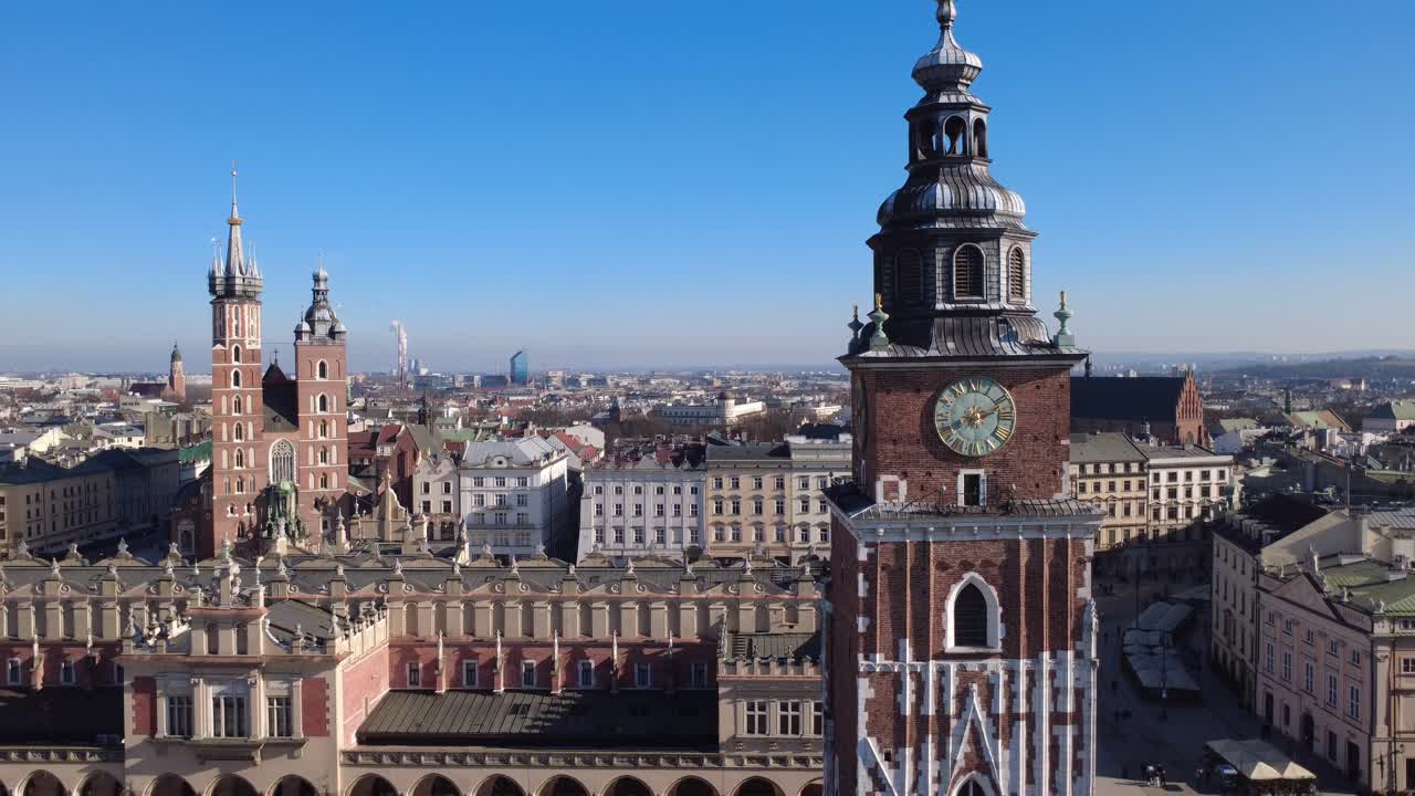 Flyfoto av Krakóws hovedtorg med Sukiennice og Rådhustårnet