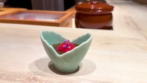 elegante postre exhibido en un cuenco de cerámica único