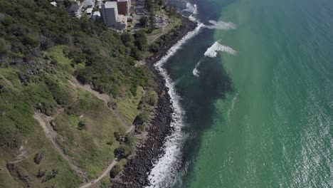 Olas-Del-Océano-Golpeando-La-Costa-Rocosa-De-Burleigh