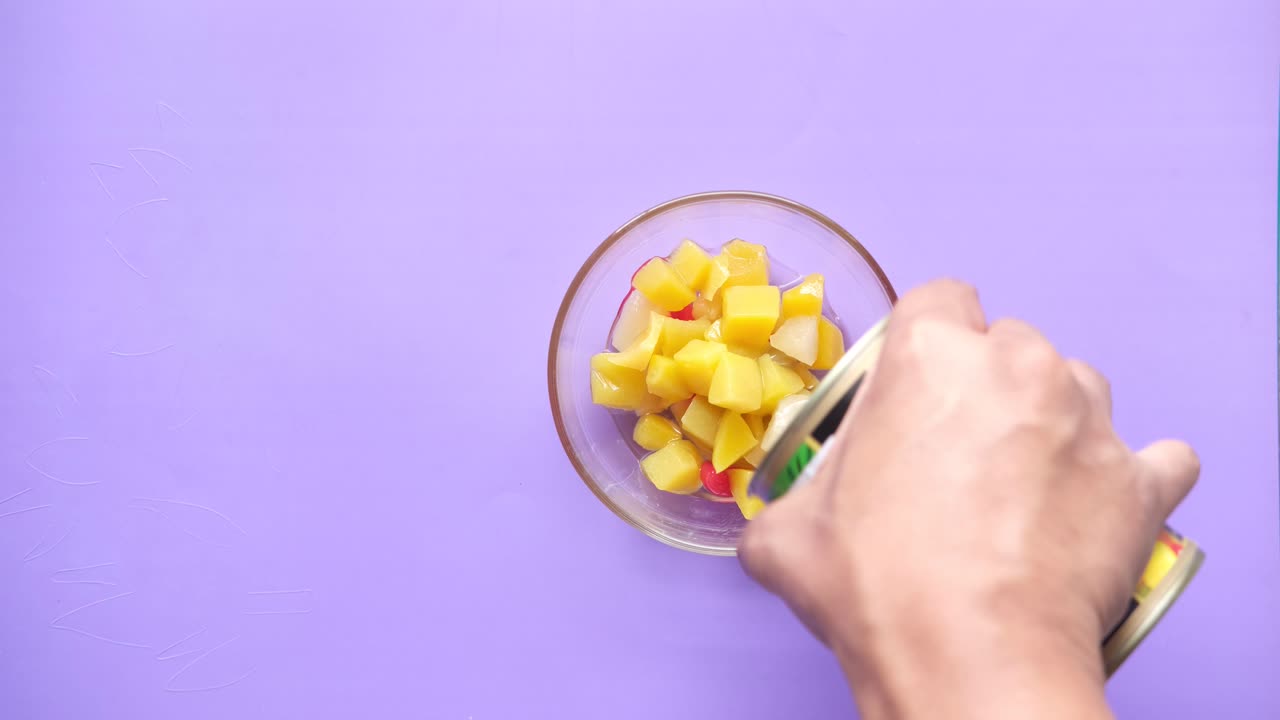 통조림 과일 러드를 그에 부어 넣는 것