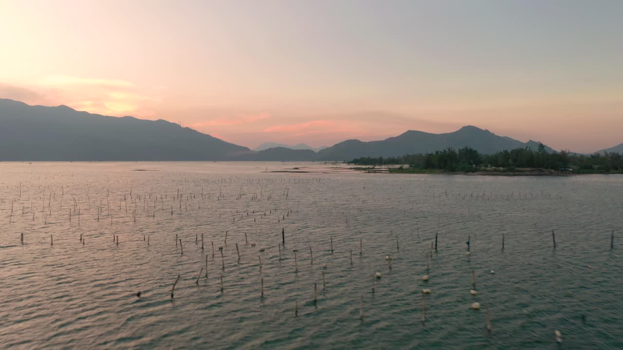 아시아의 호수, 산, 어촌 마을이 있는 아름답고 평화로운 아시아 풍경 위로 날아가는 공중 일몰