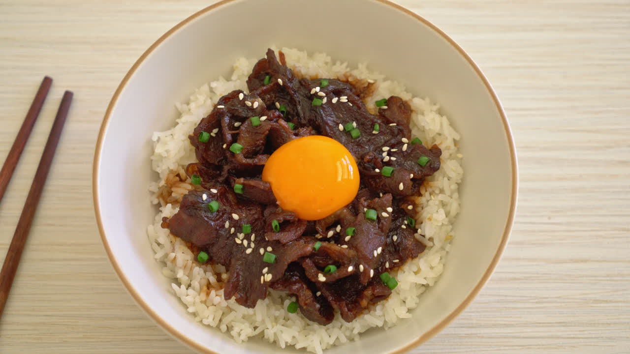arroz con cerdo con sabor a soja o tazón de donburi de cerdo japonés - estilo de comida asiática