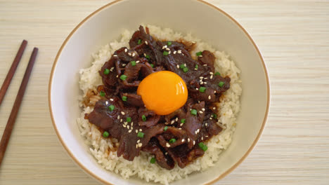 rice with soy-flavoured pork or japanese pork donburi bowl - asian food style