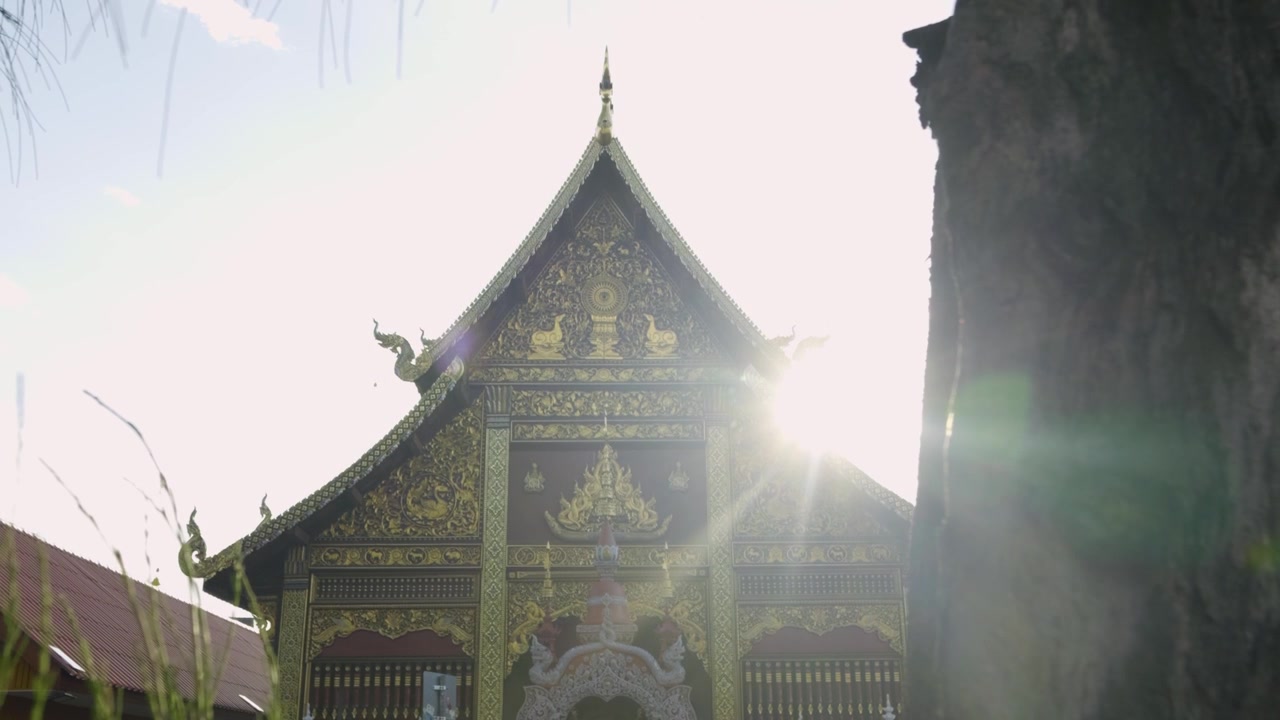 การเปิดเผยภาพแบบสไลด์ด้านข้างแบบสโลว์โมชั่นเหนือวัดพุทธที่สวยงามพร้อมแสงแฟลร์จากดวงอาทิตย์