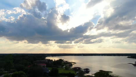 Casas-Junto-Al-Lago-De-Florida-Con-Vistas-A-Un-Hermoso-Atardecer-De-Primavera