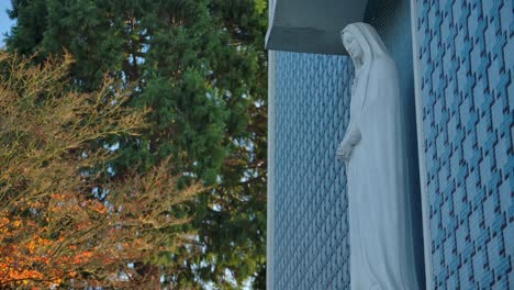 Virgin-Mary-Statue-On-Church-Exterior-During-Autumn-In-East-Vancouver,-Canada