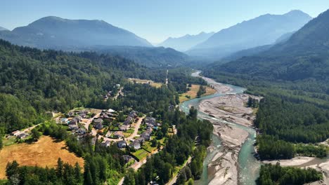 Río-Chilliwack,-El-Valle-Y-Los-Picos-De-Macfarlane-En-Chilliwack,-Bc,-Canadá---Toma-Aérea-De-Drones