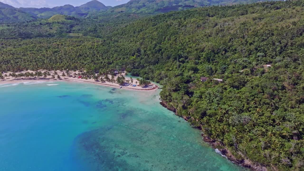 imagen tomada por un avión no tripulado de la playa de cano frio en las galeras, samaná, república dominicana