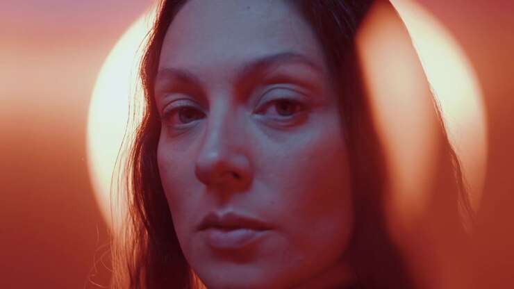 Ritratto di donna contro una luce circolare dal bagliore caldo
