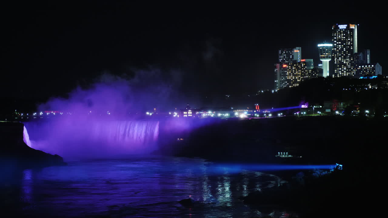 밤에 나이아가라 폭포와 도시