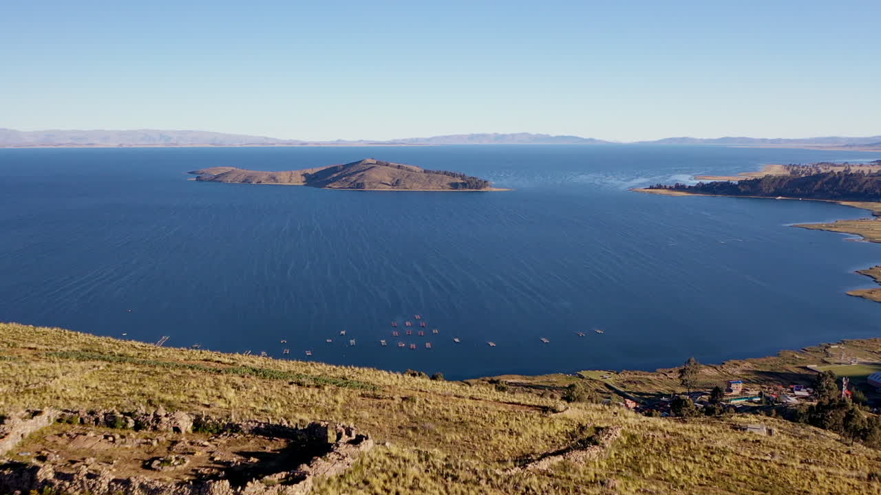 disparo aéreo del lago titicaca lado boliviano sobre las ruinas de la colina pescadores barcos isla