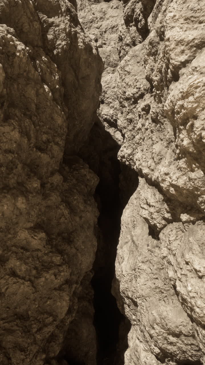 formación de cañón estrecho con una abertura oscura