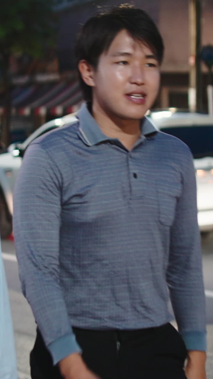 Uomo asiatico in polo